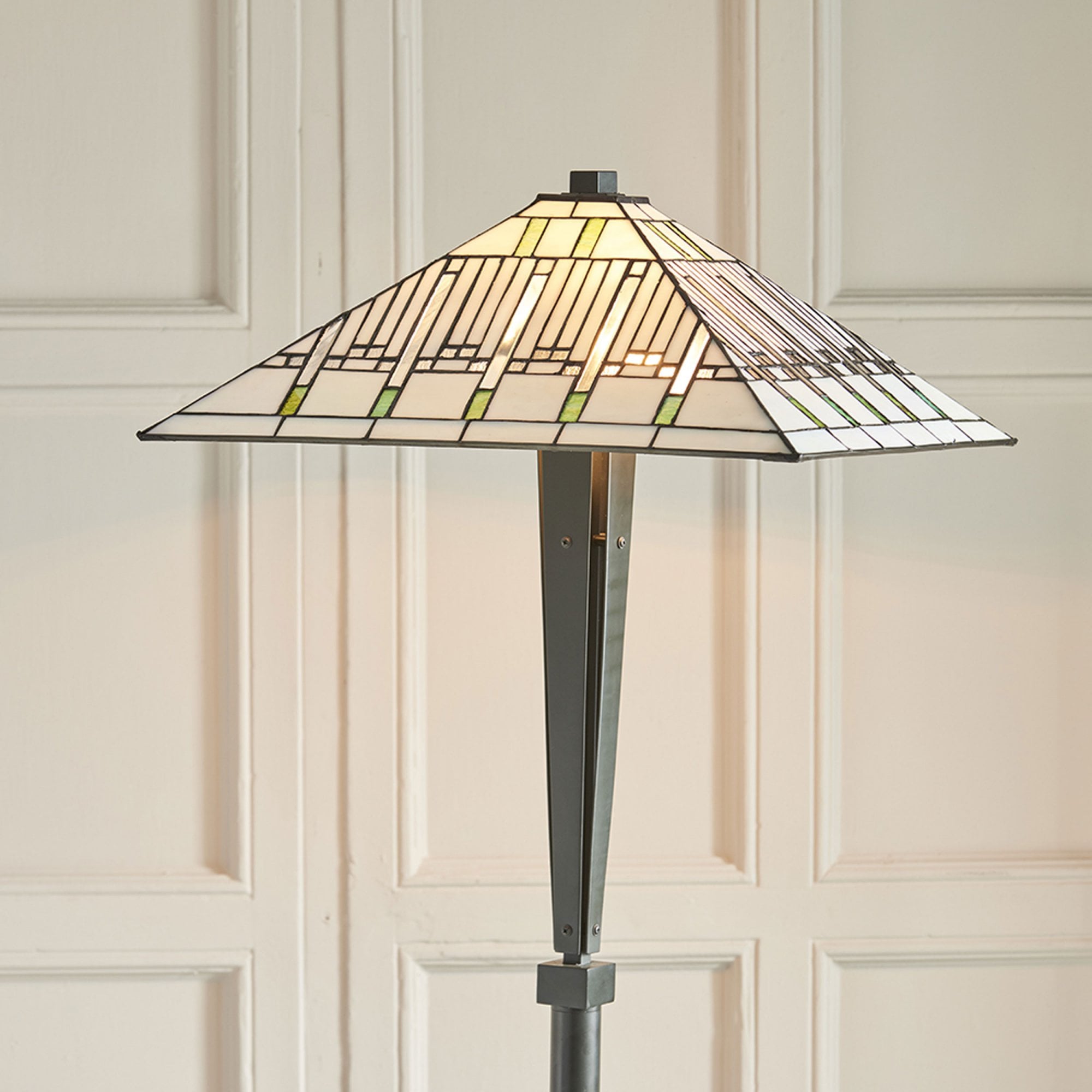 Klasyczna lampa witrażowa z geometrycznym wzorem, idealna do salonu w stylu retro